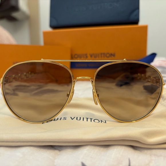 Louis Vuitton Chain Pilot Sunglasses 🕶️ - Picture 2 of 8